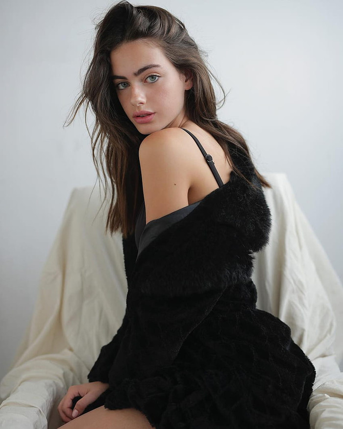 Chỉ 1 năm sau đó, cô được vinh danh mỹ nhân sở hữu gương mặt đẹp nhất hành tinh. Hiện nay, Yael Shelbia là người mẫu độc quyền của nhiều thương hiệu hàng đầu tại Israel.