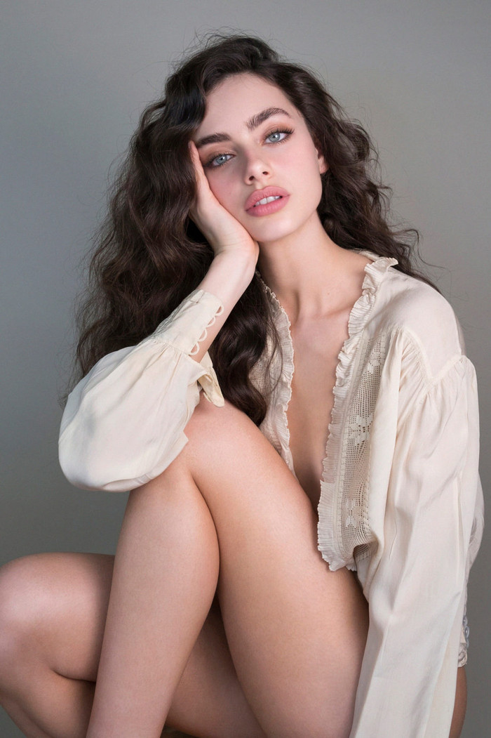 Yael Shelbia luôn là “gương mặt vàng” được nhiều tạp chí/cuộc thi nhan sắc xướng tên ở thứ hạng cao. Trang tin TC Candler đã 4 lần vinh danh cô trong danh sách 100 gương mặt đẹp nhất thế giới. Năm 2018, nàng mẫu vượt mặt diễn viên Wonder Woman Gal Gadot (hạng 38) và xếp vị trí thứ 3 chung cuộc. Cô đứng ở vị trí thứ 2, chỉ xếp sau nữ mỹ nhân xứ Đài Tzuyu trong bảng xếp hạng năm 2019.  