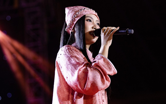 Phương Mỹ Chi mang 'đồ nghề' ra sân khấu, khán giả phản ứng bất ngờ Ảnh 2