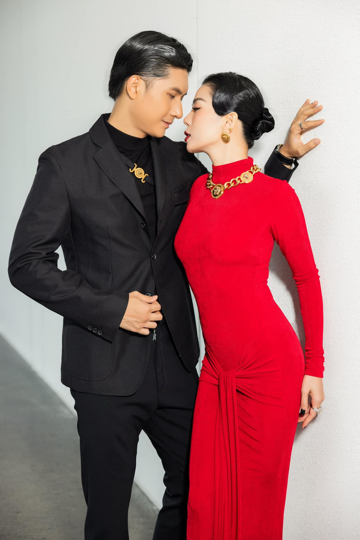 Lệ Quyên thoải mái thể hiện những hành động đầy tình tứ dành cho 'nửa kia'