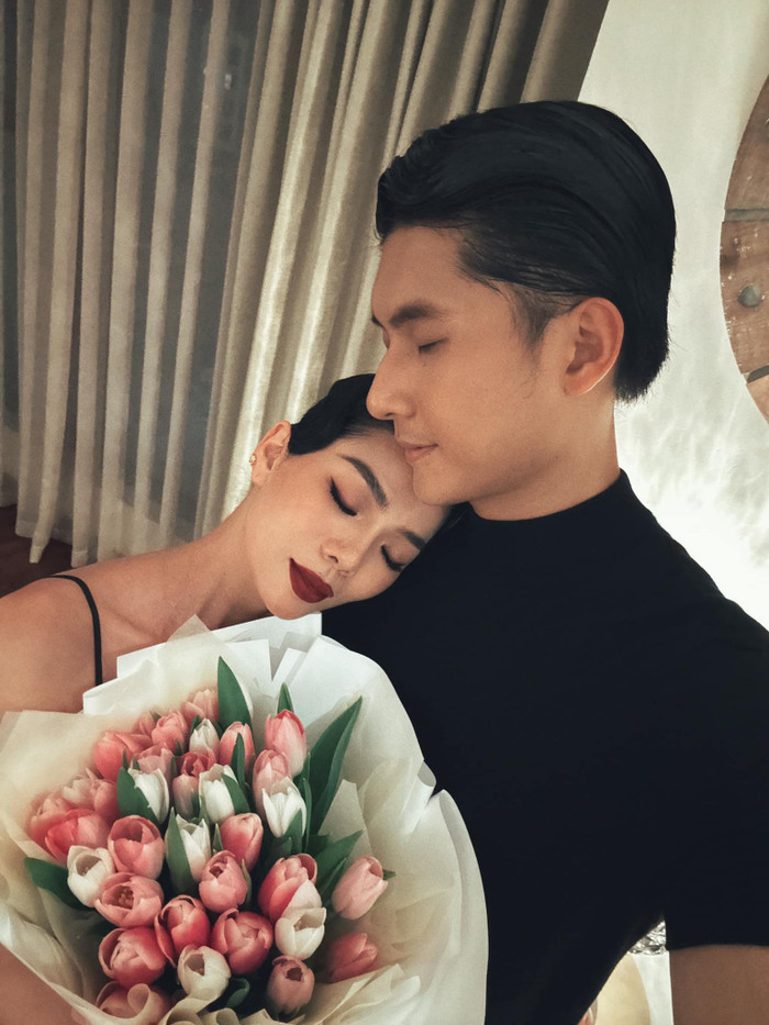 Nhiều khán giả nhận xét Lệ Quyên ngày càng trẻ trung, tràn đầy sức sống sau khi công khai chuyện tình cảm với Lâm Bảo Châu