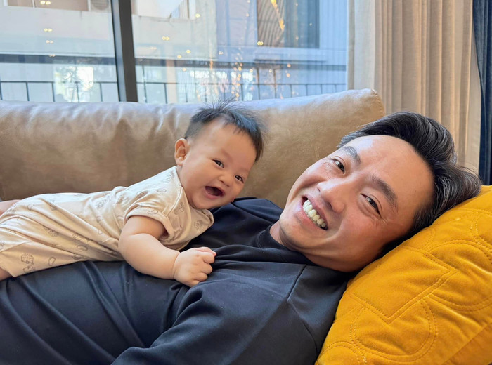 Sutin bên cạnh bố.