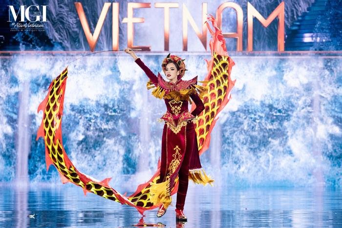 'Vũ khúc Thiên Long' của Lê Hoàng Phương lọt Top 10 bình chọn National Costume. Ảnh 3