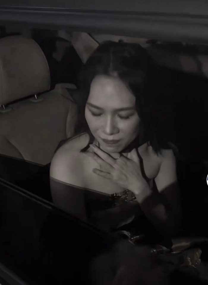 Sau hậu trường cô không cất nổi giọng vì gặp vấn đề sức khoẻ.