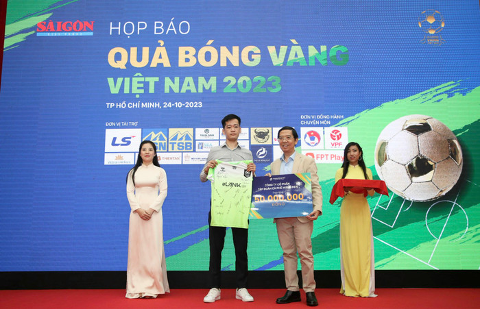 Áo đấu của Huỳnh Như được bán để giúp đỡ các cựu cầu thủ. Ảnh: Dũng Phương