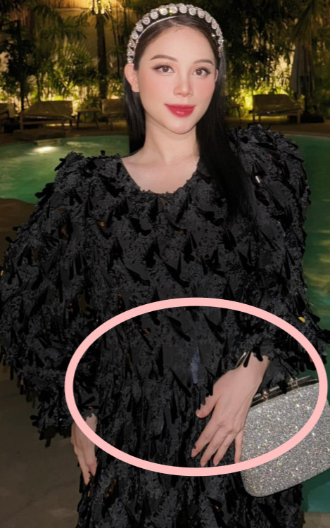 Linh Rin để lộ vòng 2 lùm lùm, khuôn mặt tròn trĩnh khiến nhiều người đặt nghi vấn cô đang mang thai con đầu lòng. 