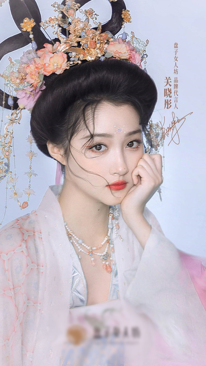 Tạo hình cổ trang mới của Quan Hiểu Đồng.
