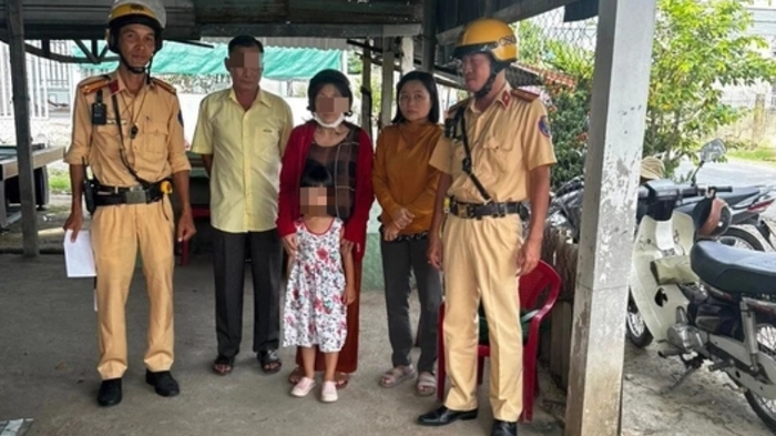 Cán bộ Đội CSGT An Lạc bàn giao cháu bé cho người nhà