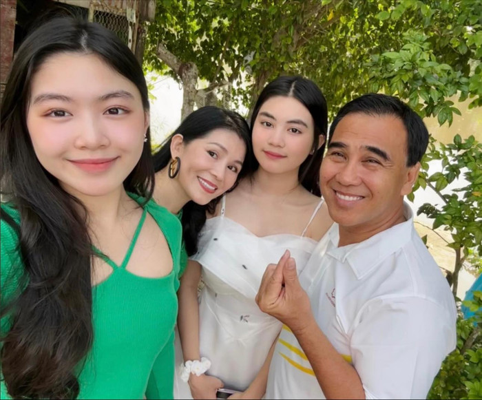 Phương pháp dạy con của vợ chồng Quyền Linh khiến nhiều người ngưỡng mộ.