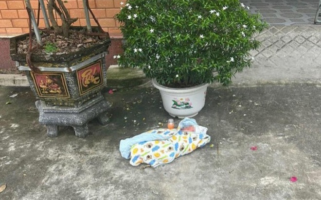 Bé gái 7 ngày tuổi bị bỏ rơi trước cửa nhà cặp vợ chồng hiếm muộn Ảnh 2