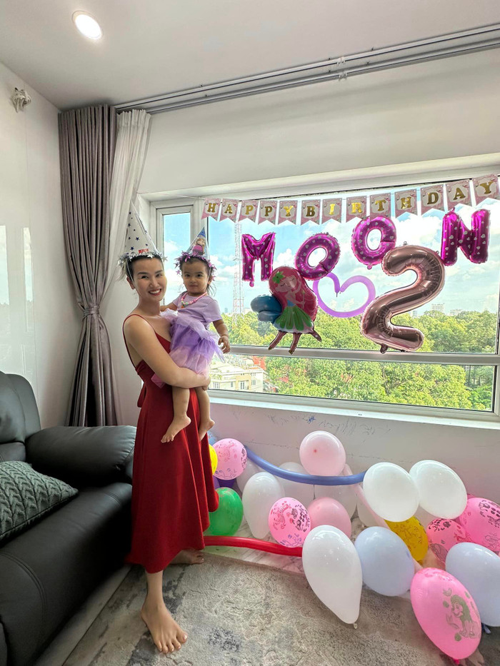 Trước khi con gái đi học, Võ Hạ Trâm và chồng đã cùng nhau tổ chức tiệc sinh nhật cho cô bé
