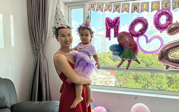 Võ Hạ Trâm ngỡ ngàng phát hiện ái nữ nói được 'ba thứ tiếng' Ảnh 2