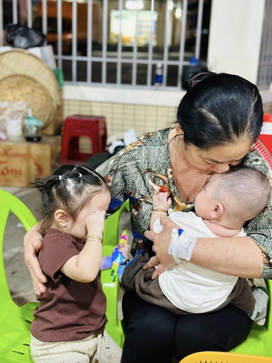 Nghẹn ngào hình ảnh con trai út Lê Dương Bảo Lâm quỳ lạy trước linh cữu bà ngoại Ảnh 6