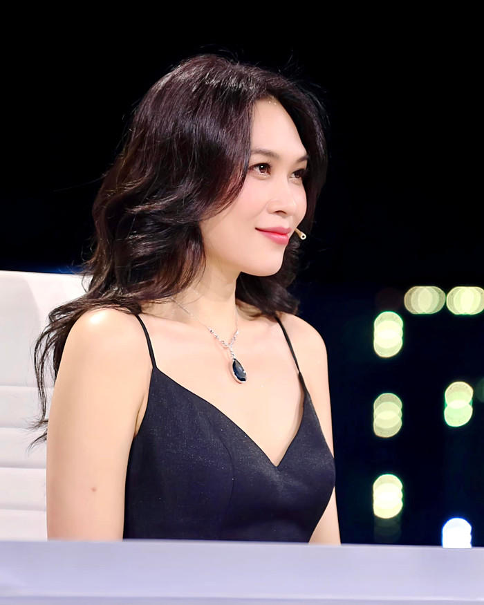 Bên cạnh sự nghiệp thành công, khán giả và người hâm mộ cũng dành sự quan tâm đặc biệt đến câu chuyện đời tư, tình cảm của nữ ca sĩ.