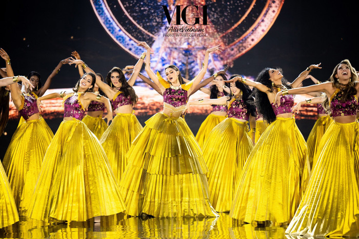 Sân khấu Miss Grand International sáng đèn trong tiếng hò reo của người hâm mộ.