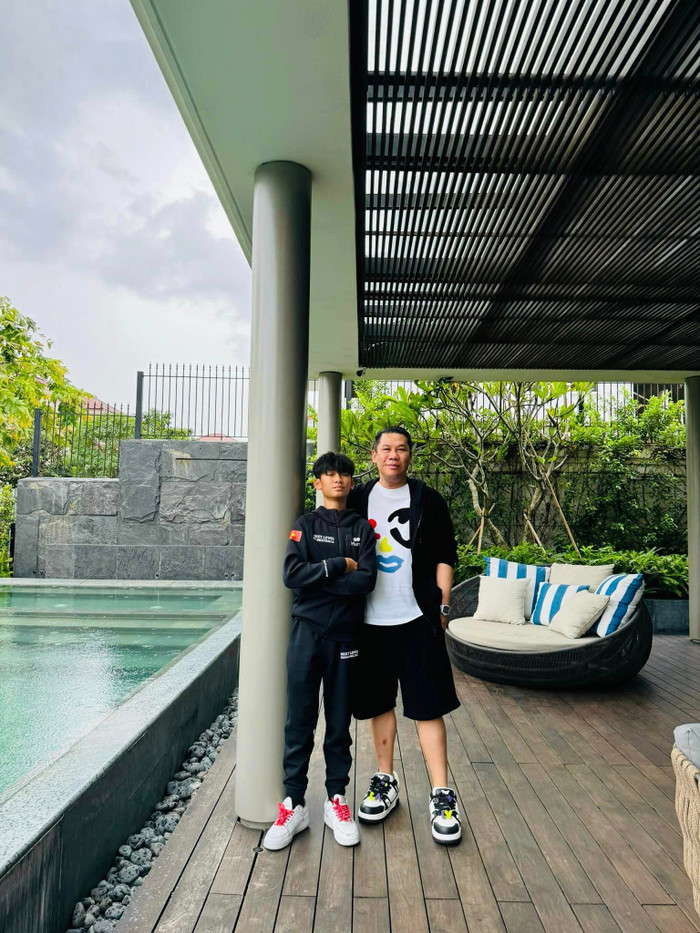 Đại gia Đức Huy vui vẻ cho biết: 'Tạm biệt Sài Gòn hai anh em tớ đi chơi vài ngày thôi'. Trong tấm hình này, dễ dàng nhận thấy con trai Lệ Quyên đã cao gần bằng bố