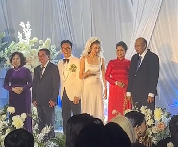 Hình ảnh hiếm hoi về mẹ chồng Thanh Hằng (bìa trái ngoài cùng).