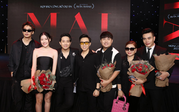 Trấn Thành và các thành viên trong dàn cast phim Mai.