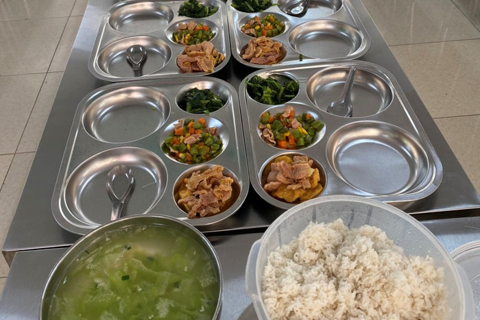 Suất ăn 32.000 đồng của học sinh THCS Yên Nghĩa hôm 24/10.