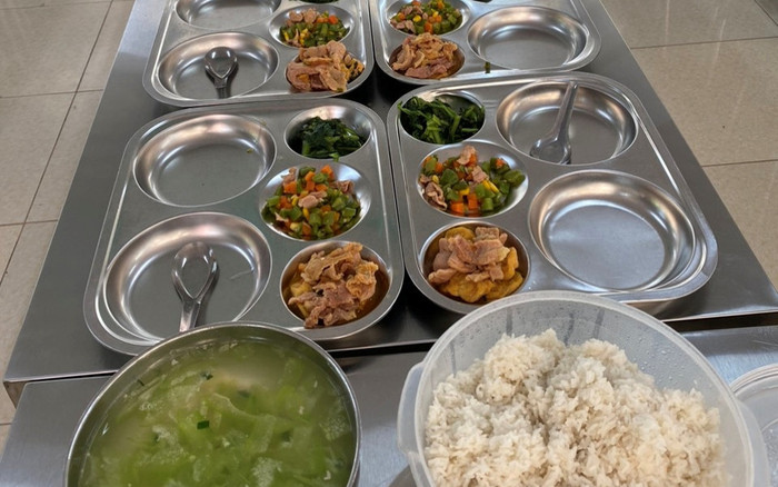 Sau lùm xùm, suất ăn 32.000 đồng của học sinh THCS Yên Nghĩa hiện có gì? Ảnh 2