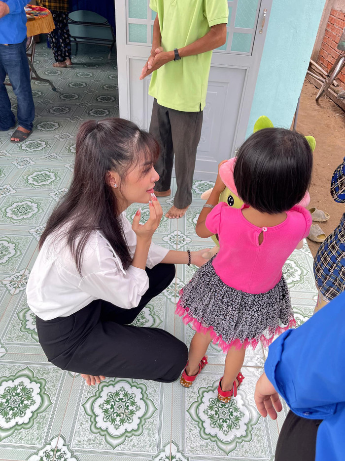 Á hậu Kiều Loan luôn chú trọng đến các hoạt động thiện nguyện, trong những năm qua cô đều âm thầm giúp đỡ, hỗ trợ kịp thời những mảnh đời gặp nhiều khó khăn