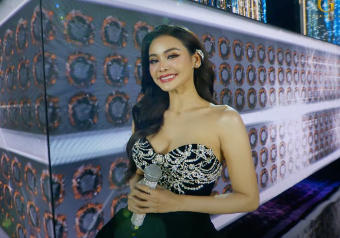 Trái với mọi khi, Engfa Waraha lại bất ngờ chọn hình tượng đằm thắm cho phần trình diễn tại Miss Grand International. 