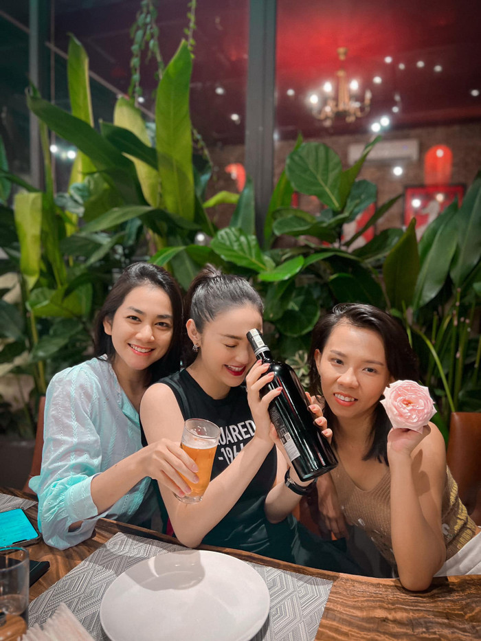 Minh Hằng luôn có hội chị em ở bên cạnh trong cuộc sống đời thường