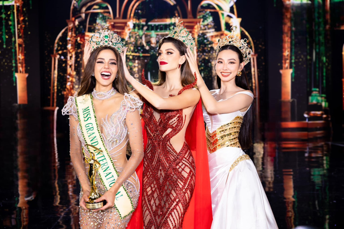 Netizen 'thở oxy' trước màn so kè sắc vóc của 3 thế hệ Miss Grand International Ảnh 1