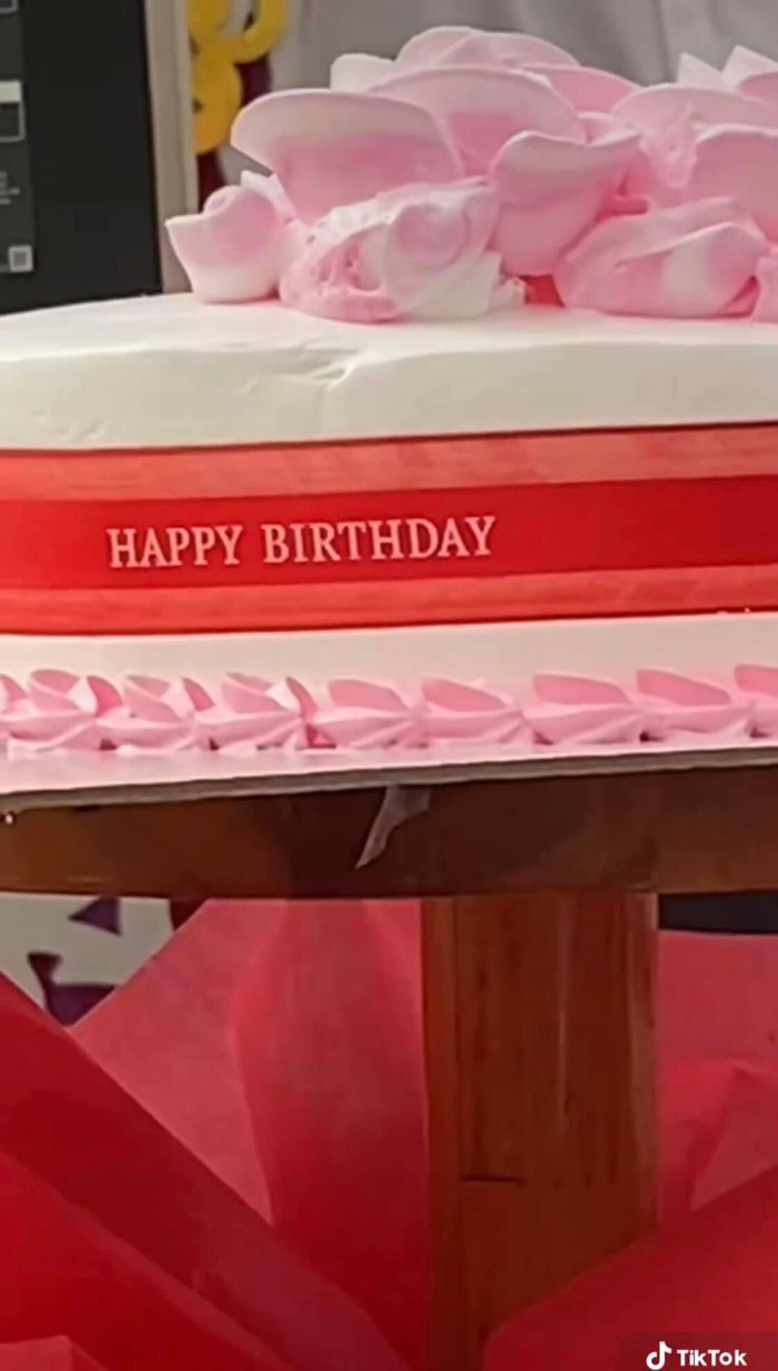Dù trang trí bánh kem cho tiệc cưới, nhưng chủ tiệm lại để dòng chữ 'happy birthday' khá nổi bật