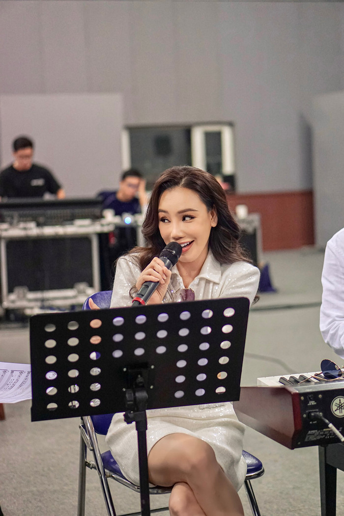 Suýt không nhận ra Hồ Quỳnh Hương với nhan sắc lạ lẫm.