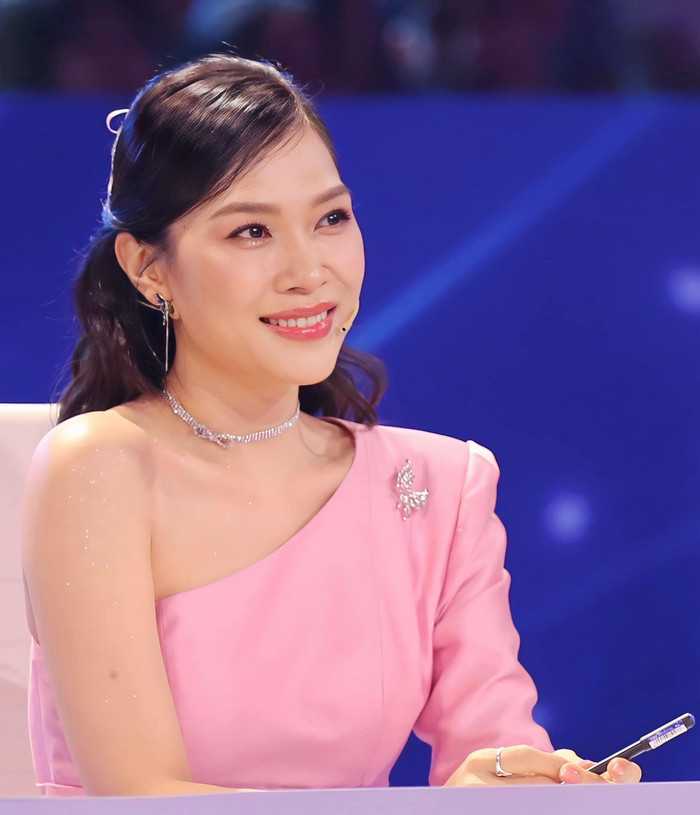 Trước những tâm tư này của Hà Nhi, Mỹ Tâm rất xúc động khi nhận được tình cảm đặc biệt từ người em trong nghề.