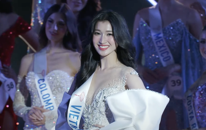 Mỹ nhân quê Thanh Hóa sải bước trên sân khấu với thiết kế 'Ngọc Phương Đông' nhẹ nhàng, thanh lịch như tiểu thư quý tộc. 