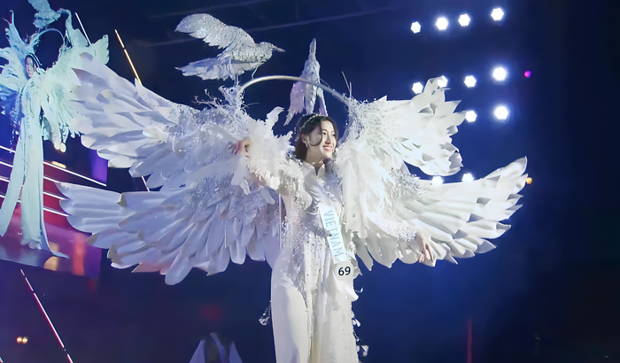 Nàng á hậu chỉ có vài giây trên sân khấu nhưng Phương Nhi vẫn cố gắng thể hiện tốt nhất để phô trọn vẻ đẹp của trang phục 'Cò ơi' đến với bạn bè quốc tế. 