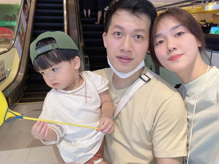 Từng chia sẻ về mối lương với bà xã Mai Phương, MC Trần Ngọc cho biết, Mai Phương là bạn thân của chị họ anh.'Sự kết nối của gia đình chúng tôi vốn khá thân thiết trước cả khi chúng tôi yêu nhau. Nên khi chúng tôi đã có nhiều năm trải nghiệm tình cảm và trưởng thành bên người kia, bởi vậy chúng tôi đưa ra quyết định kết hôn một cách khá bình tĩnh và mãn nguyện', nam MC chia sẻ.&nbsp;