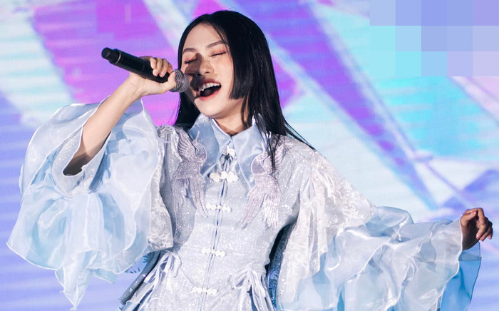 Phương Mỹ Chi trổ tài hò không nhạc trên sân khấu, có còn xứng danh 'Cô bé dân ca'? Ảnh 2