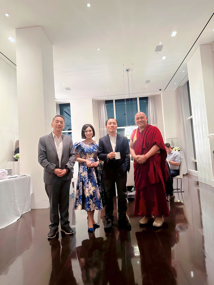 Ca sĩ Hà Phương hiếm hoi xuất hiện cùng chồng - tỷ phú Chính Chu (ở giữa - PV). 