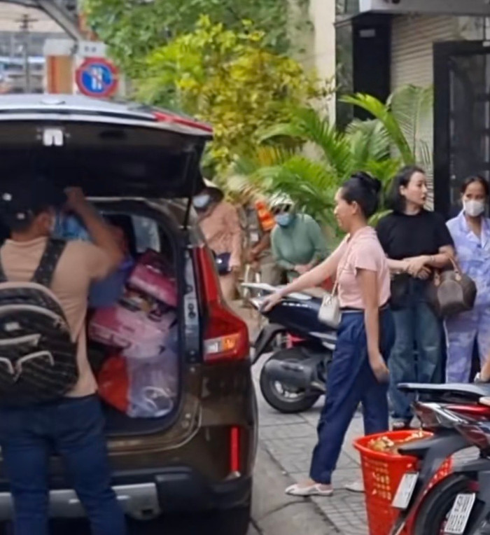 Mẹ con Hồng Phượng chính thức dọn ra đồ khỏi nhà con gái NSƯT Vũ Linh.