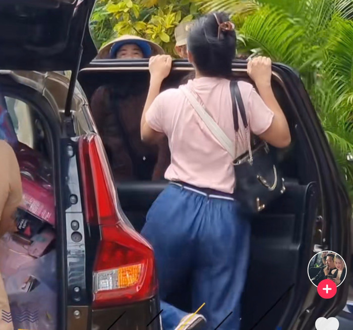 Sau khi di chuyển đồ đạc ra xe để rời khỏi nhà, Hồng Phượng xuất hiện với vẻ mặt rạng rỡ liên tục có những hành động kém duyên khiến dân tình bàn tán