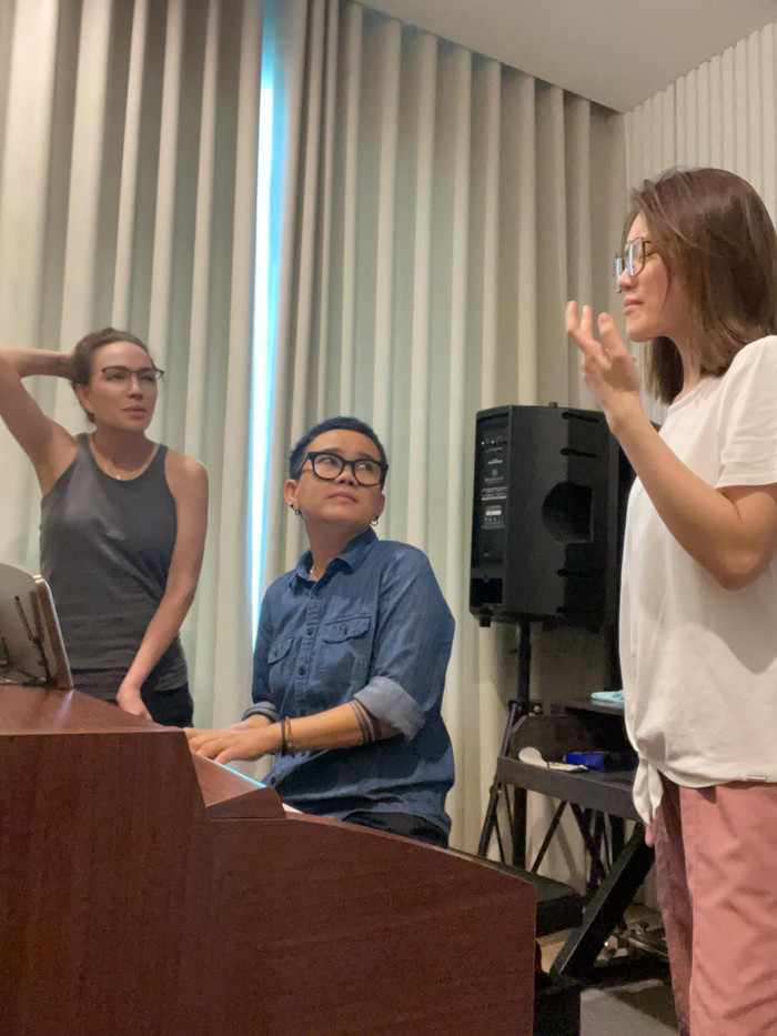 Ca sĩ Thanh Hà không ngần ngại giúp nhạc sĩ Phương Uyên cùng dạy học