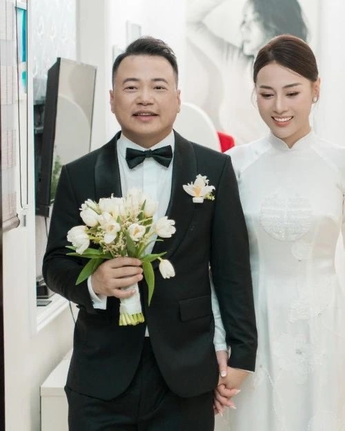 Phương Oanh và Shark Bình đã hoàn tất thủ tục kết hôn tại Hà Nam vào tháng 6/2023. 