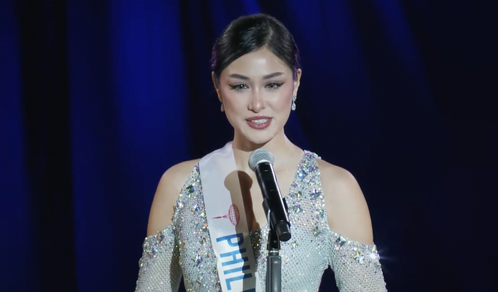 Vẻ đẹp trong trẻo của Nicole Borromeo chiếm spotlight trong đêm chung kết. Cô chọn diện thiết kế dạ hội màu xanh đính ngọc, khoét ngực đem lại sự gợi cảm chừng mực. 