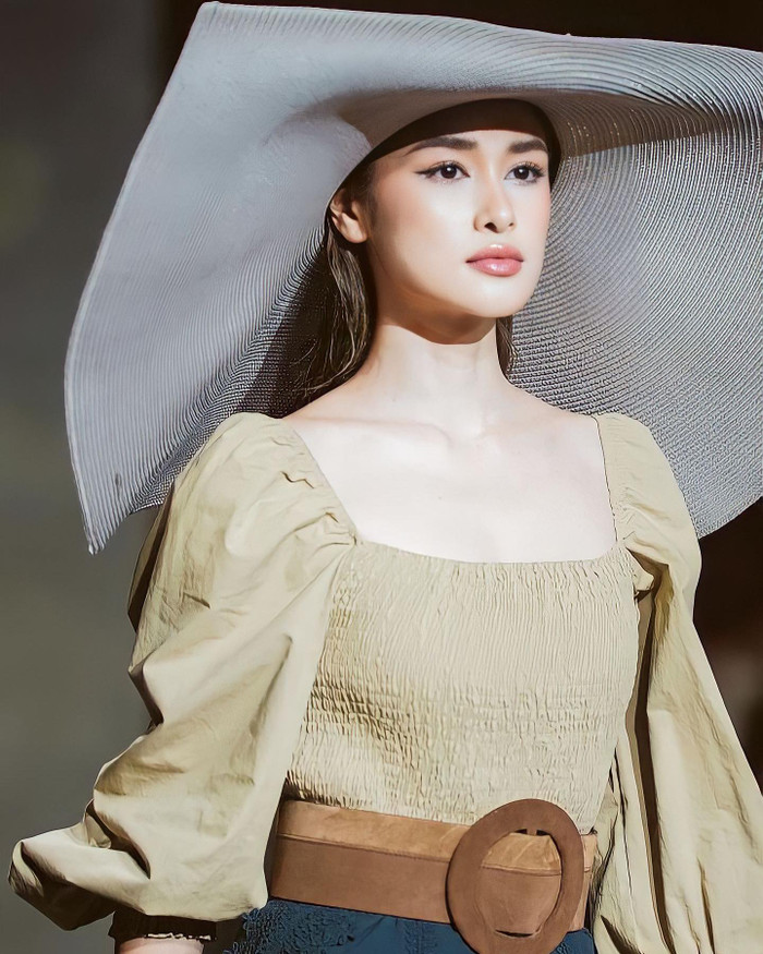 Hiện tại, người đẹp đang theo học tại trường Đại học San Carlos để lấy bằng tốt nghiệp thiết kế nội thất. 