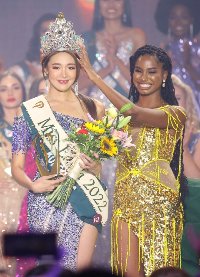 Mina Sue Choi - đương kim Miss Earth.