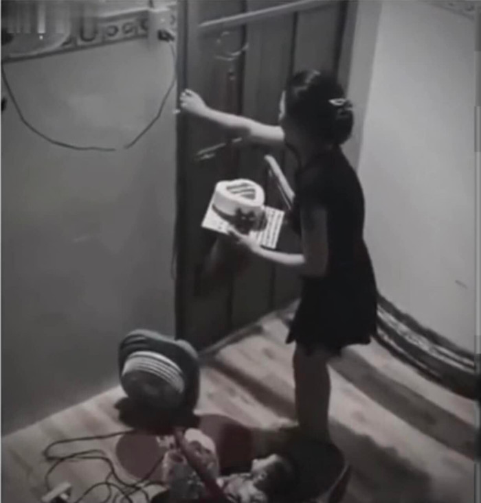 Nhân kỷ niệm ngày cưới, vợ âm thầm chuẩn bị bánh kem, ở nhà chờ chồng về