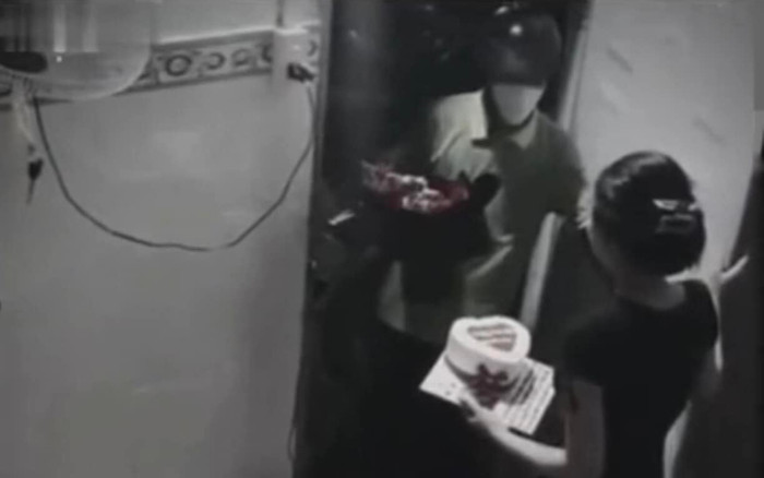 Nhân kỷ niệm ngày cưới, cả vợ lẫn chồng đều bị 'đứng hình' khi cửa nhà vừa mở ra Ảnh 2