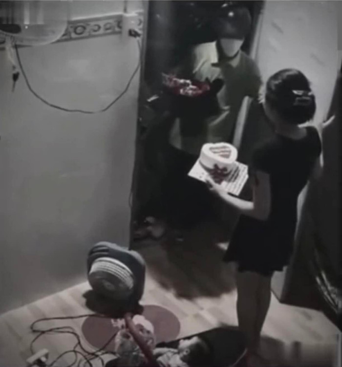 Người chồng ở bên ngoài cũng âm thầm mua một bó hoa xinh tặng vợ