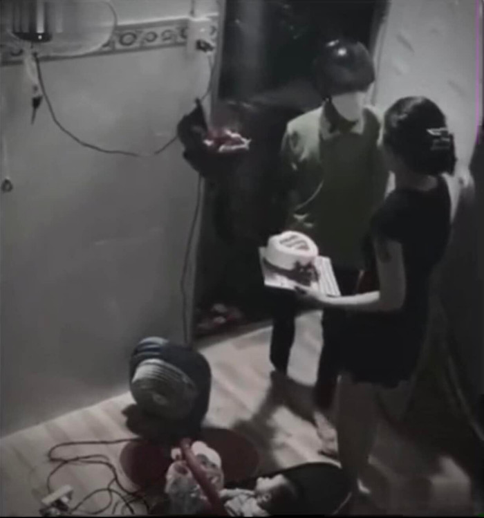 Khi cửa nhà mở ra, cả hai vợ chồng đều bất ngờ và hạnh phúc khi nhận thấy tình cảm đối phương dành cho mình