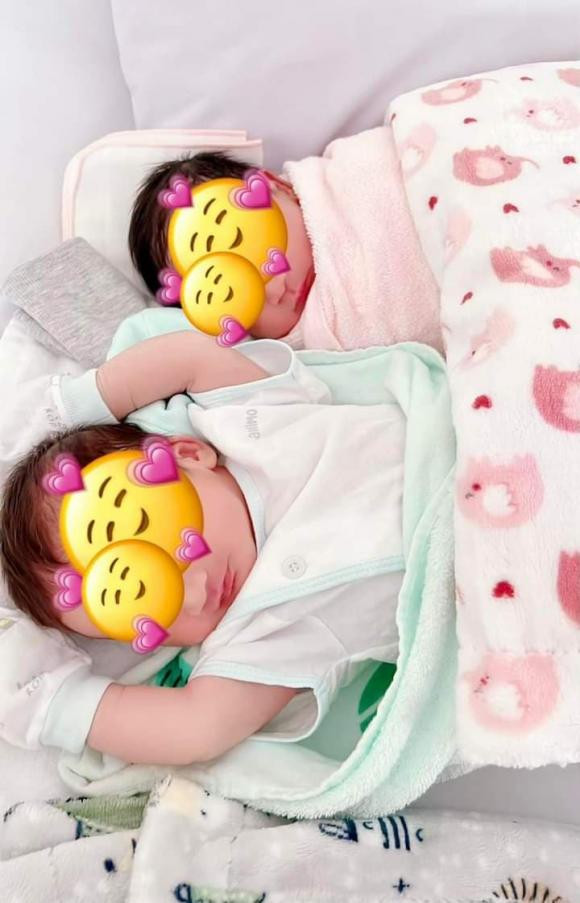 Bên cạnh nhận được rất nhiều lời chúc mừng từ bạn bè, khán giả hâm mộ, cặp đôi cũng vấp phải nhiều sự công kịch, mỉa mai từ anti-fan. Do đó, thời gian đầu, cặp đôi quyết định không công khai hình ảnh cận mặt của 2 con