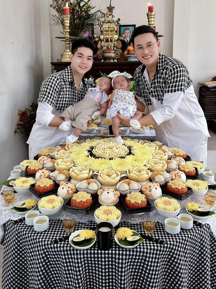 Đến khi 2 em bé tròn một tháng tuổi cũng là lúc cặp đôi quyết định công khai diện mạo của 2 thiên thần đáng yêu