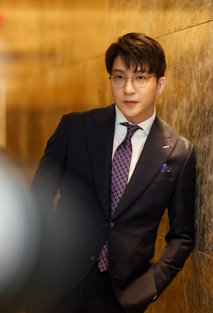 B Trần lịch lãm trong vest đen, điển trai.